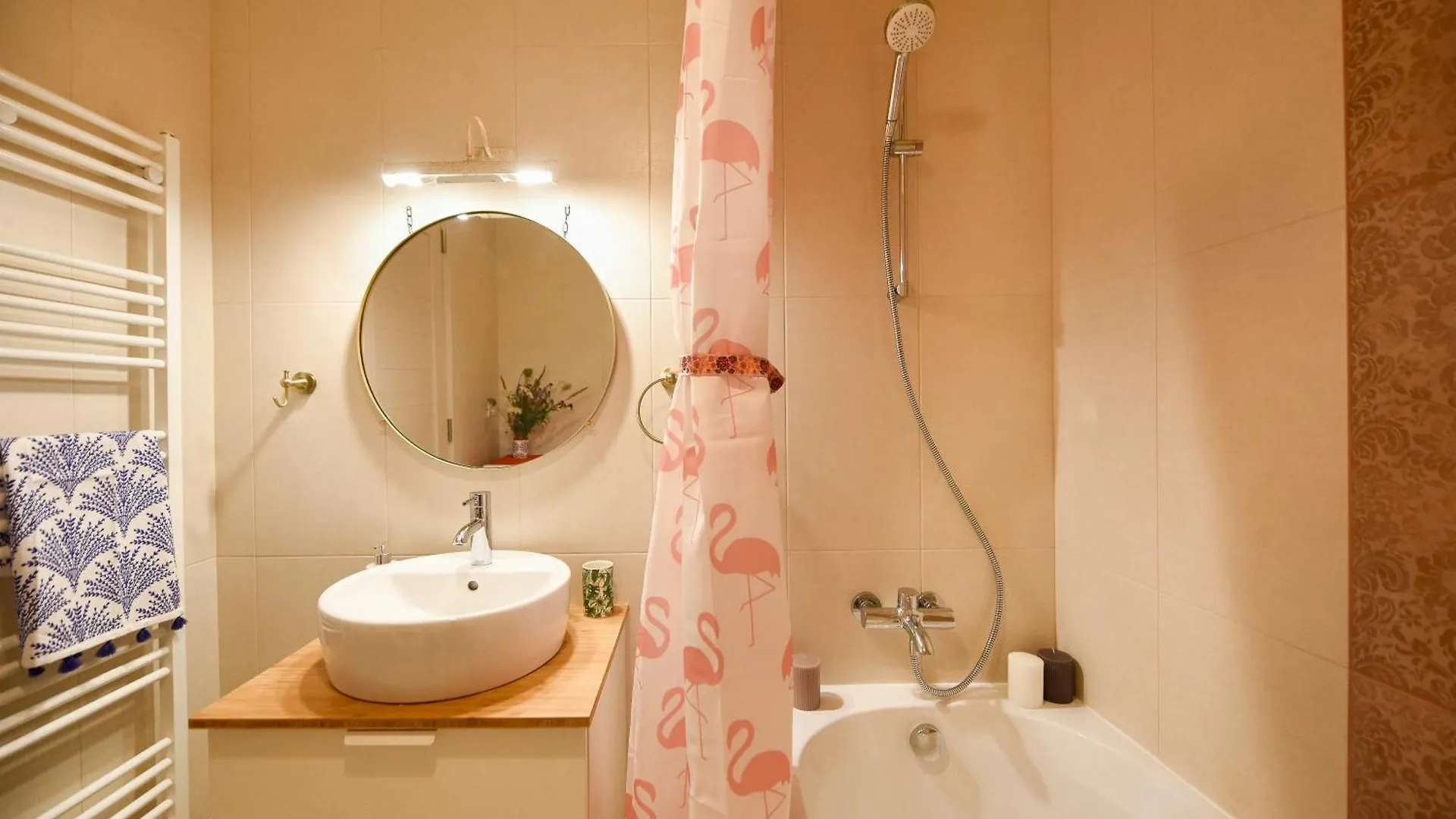 Flamingo Rainbow Apartment Bucharest